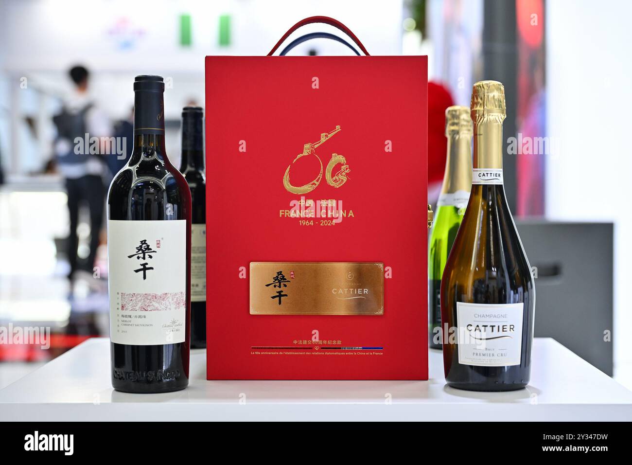 (240912) -- PÉKIN, 12 septembre 2024 (Xinhua) -- cette photo montre un coffret-cadeau de vin lancé conjointement par des compagnies vinicoles chinoises et françaises pour commémorer le 60e anniversaire des relations diplomatiques sino-françaises au pavillon national de la France au Centre national des congrès de Chine lors de la Foire internationale du commerce des services (CIFTIS) 2024 à Pékin, capitale de la Chine, le 12 septembre 2024. Le CIFTIS 2024 a été inauguré jeudi à Pékin sur le thème « Global services, Shared Prosperity ». La France est le pays invité d’honneur et un pavillon national spécial a été construit pour célébrer le 60e anniversaire Banque D'Images