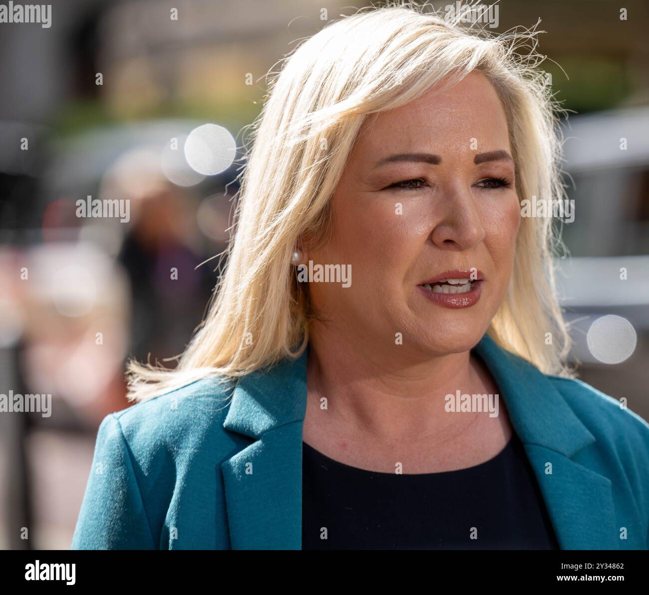 Londres, Royaume-Uni. 12 septembre 2024. Les membres de l'exécutif d'Irlande du Nord, la première ministre Michelle O'Neill, la vice-première ministre, Mme Emma Little-Pengelly et le ministre des Finances Dr Caoimhe Archibald devant le Trésor britannique avant une réunion avec Rachel Reeves, chancelière de l'Échiquier, sur le financement de l'Irlande du Nord ont photographié la première ministre Michelle O'Neill, crédit : Ian Davidson/Alamy Live News Banque D'Images