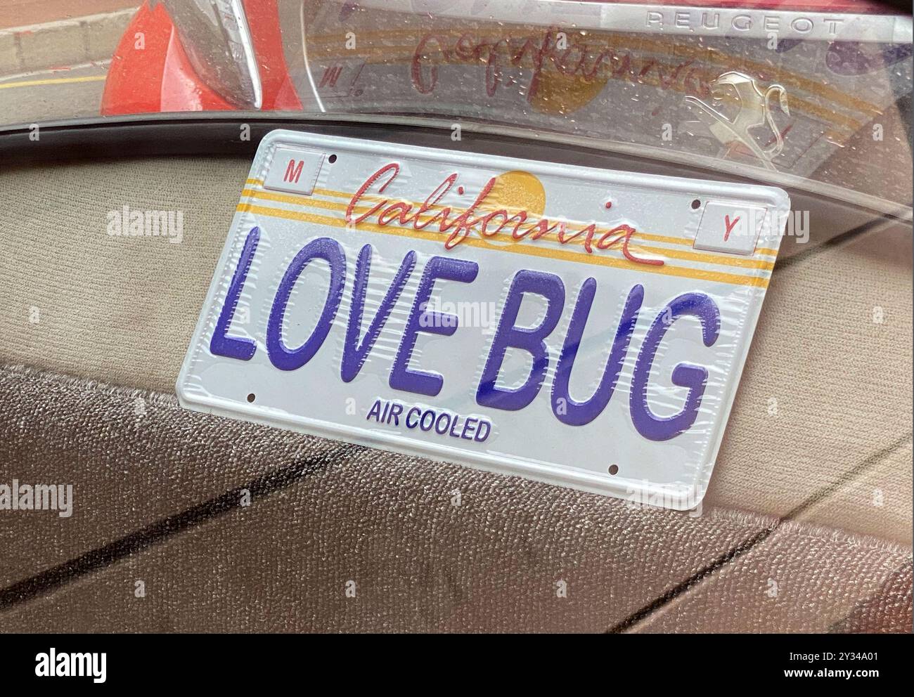 Volkswagen Beetle - Herbie réplique garée dans une rue latérale de Monte Carlo lors du week-end du Grand Prix de Monaco 2024. Banque D'Images