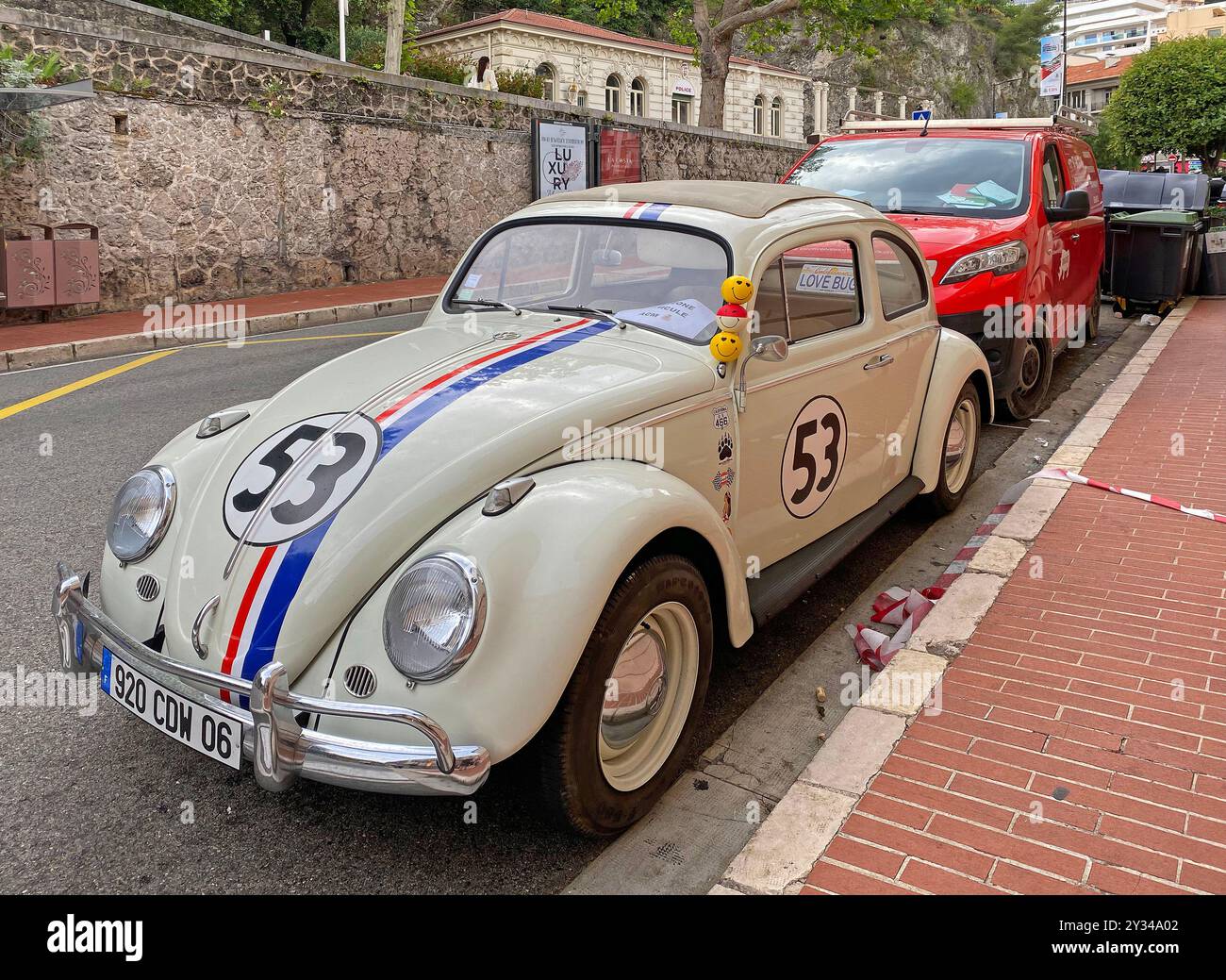 Volkswagen Beetle - Herbie réplique garée dans une rue latérale de Monte Carlo lors du week-end du Grand Prix de Monaco 2024. Banque D'Images