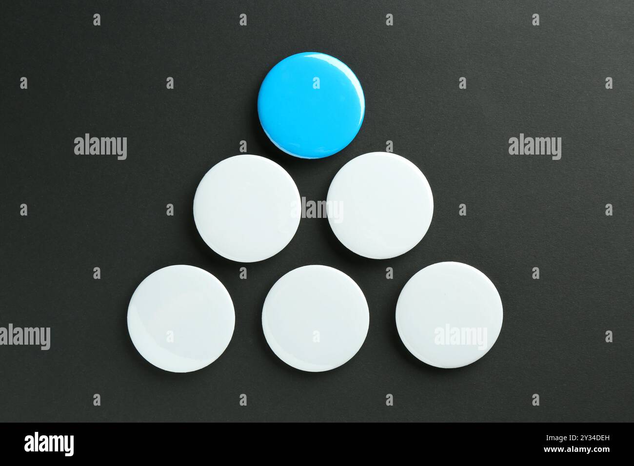 Badges de bouton sur fond noir, pose à plat. Maquette pour le design Banque D'Images