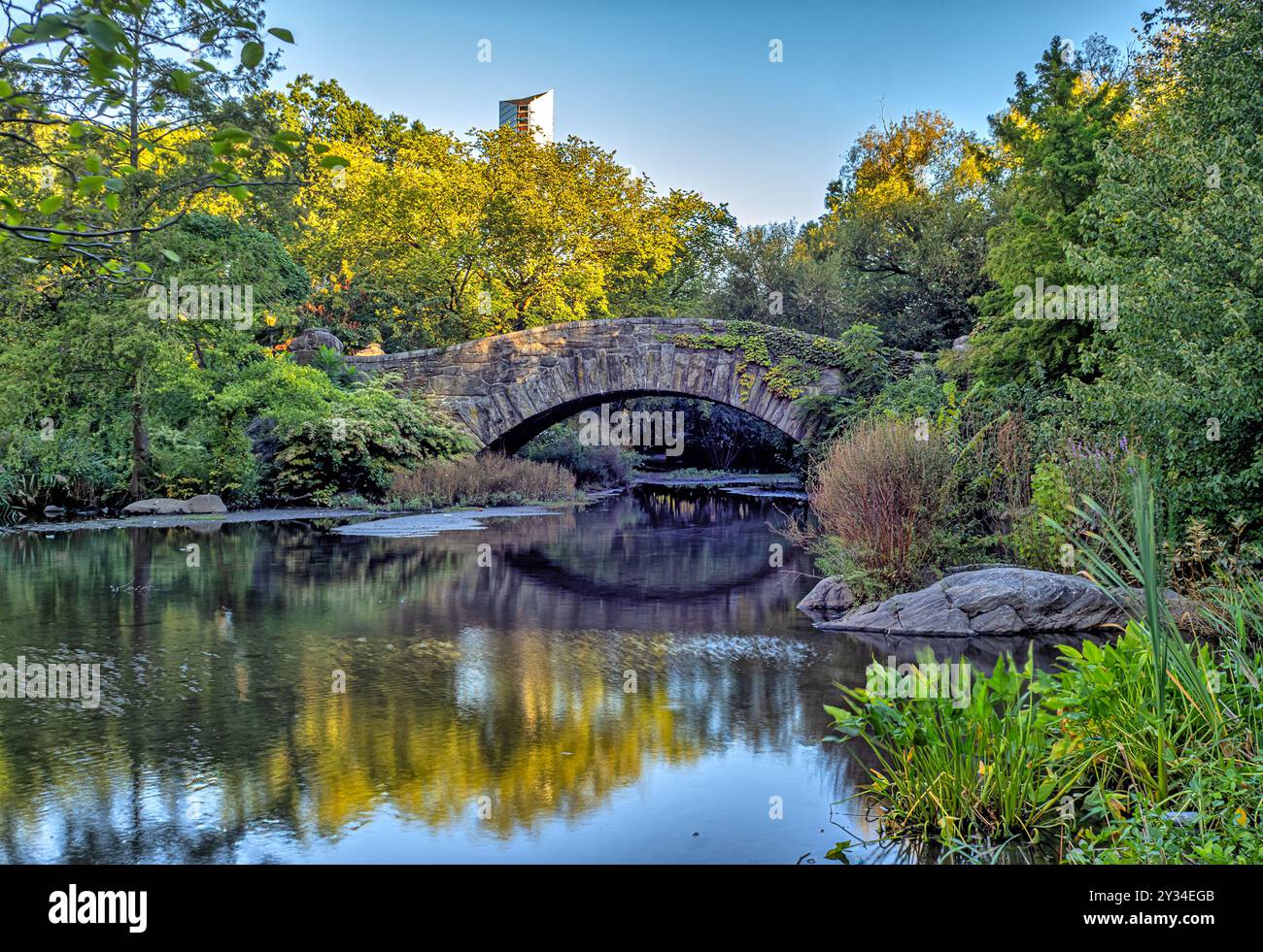 Le pont Gapstow dans Central Park en fin d'été au petit matin Banque D'Images