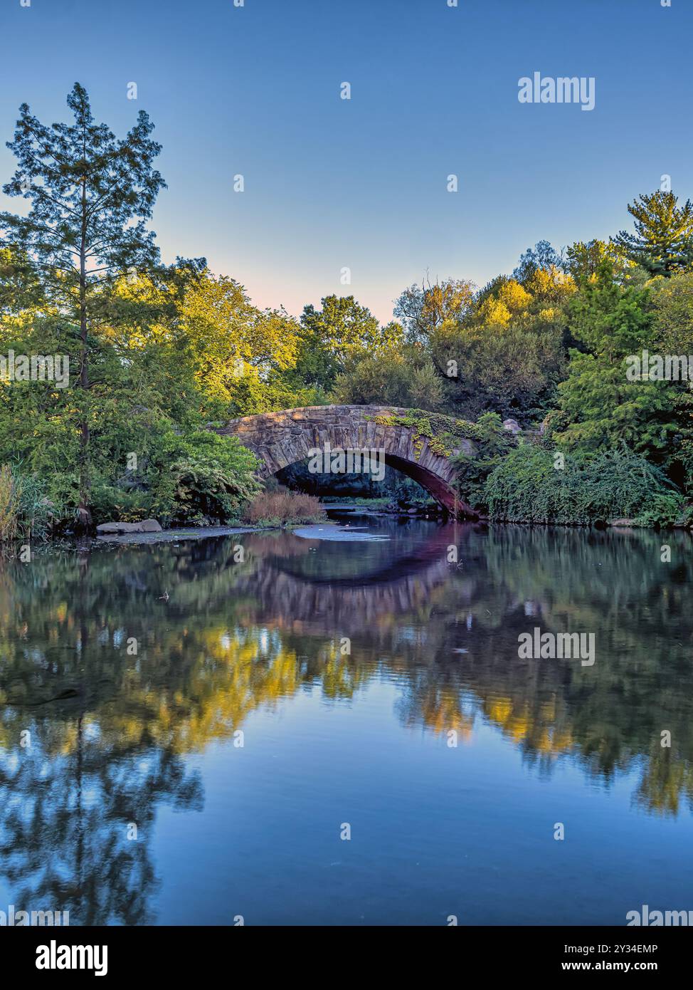 Le pont Gapstow dans Central Park en fin d'été au petit matin Banque D'Images
