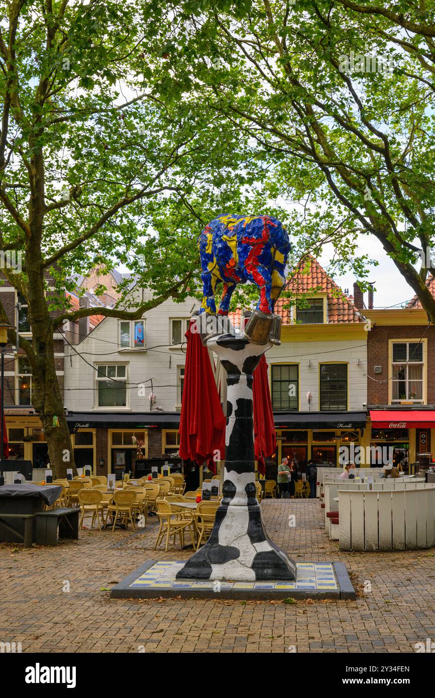 Le statut de vache colorée au Beestenmarkt, Delft, pays-Bas Banque D'Images