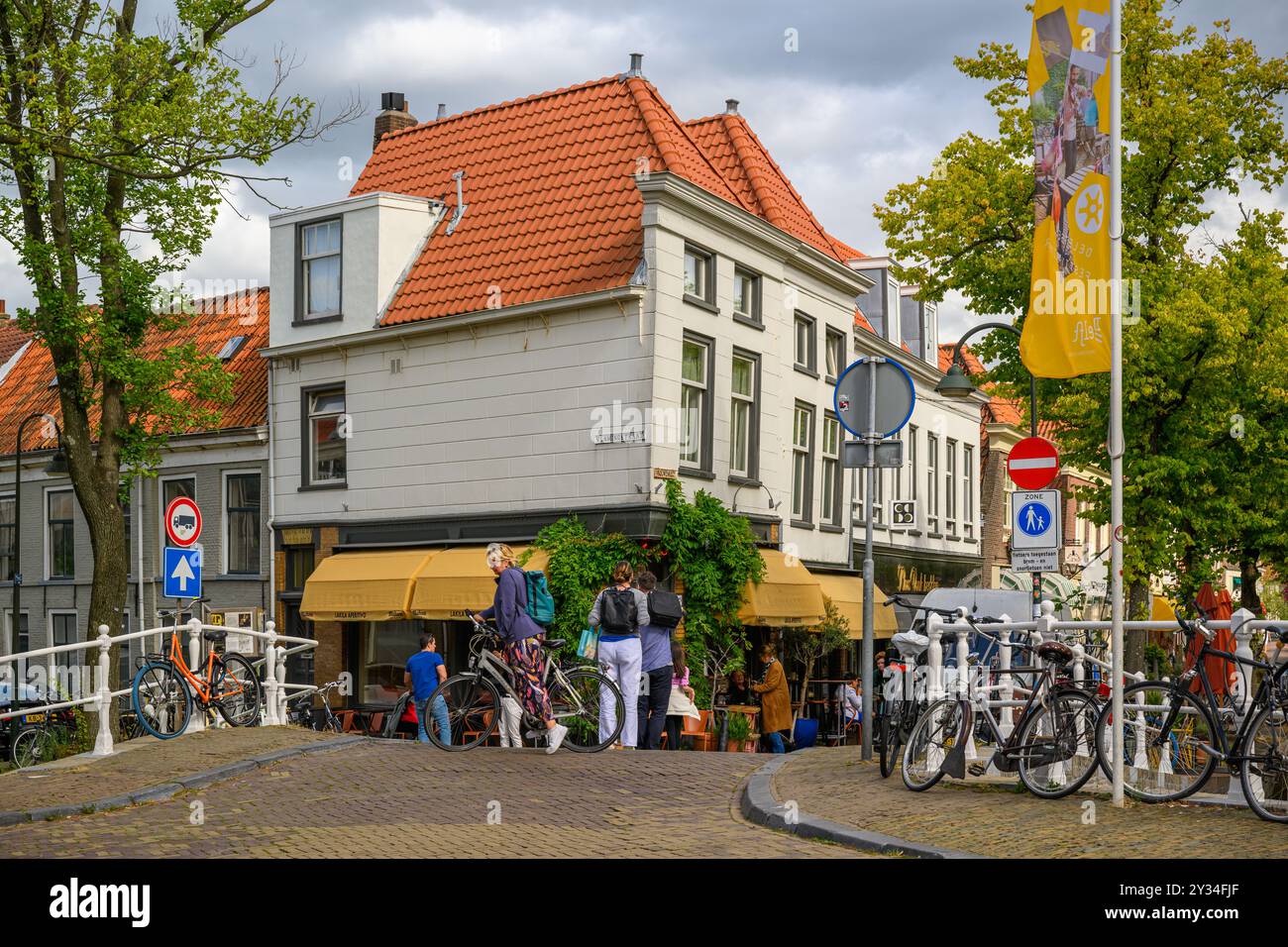 Détendez-vous lors d'une soirée d'été au restaurant Lakila, Delft, pays-Bas Banque D'Images