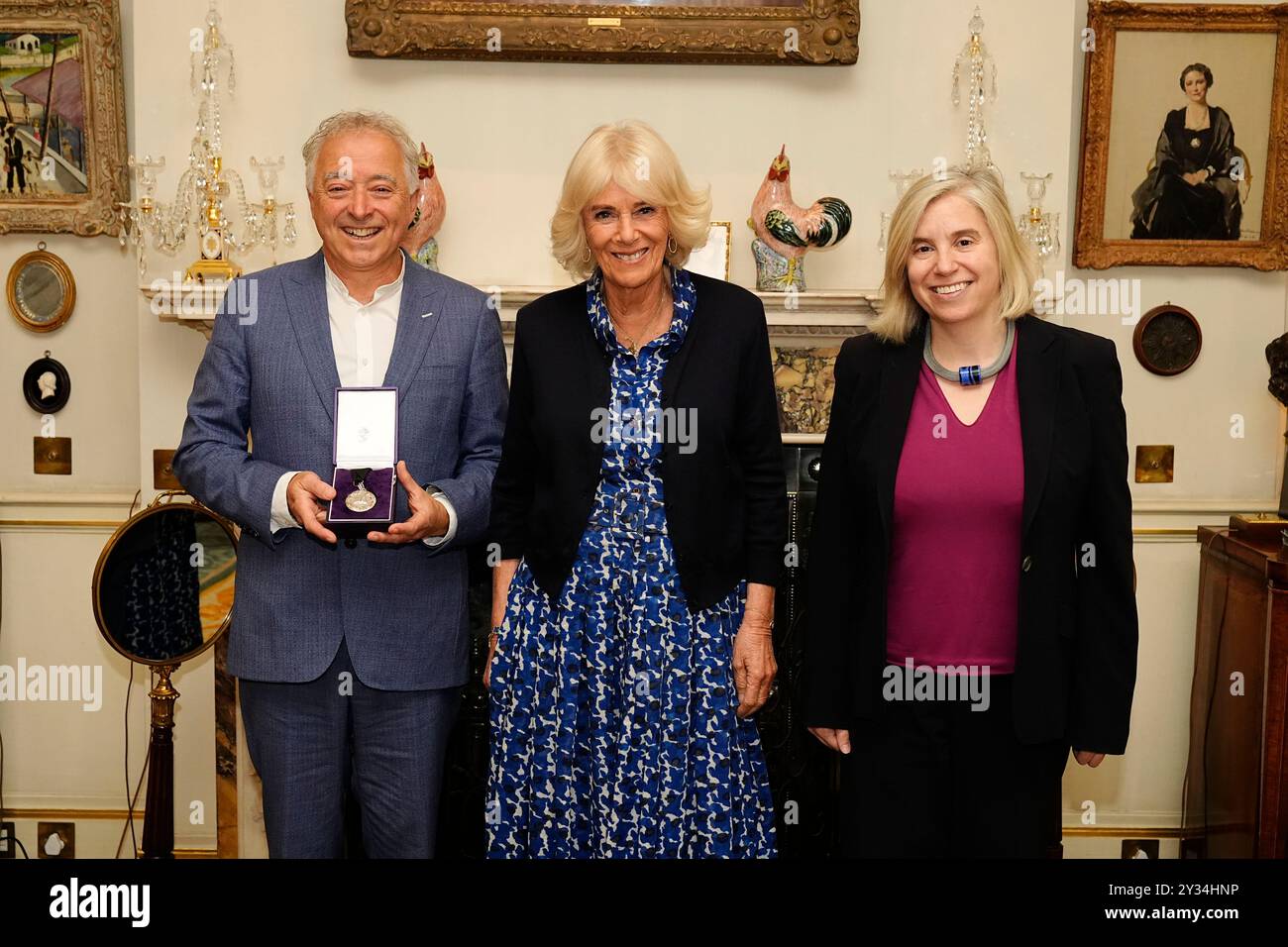 La reine Camilla (au centre) rencontre le nouveau lauréat pour enfants Waterstones, Frank Cottrell-Boyce et la PDG de BookTrust Diana Gerald, à Clarence House à Londres. Date de la photo : jeudi 12 septembre 2024. Banque D'Images