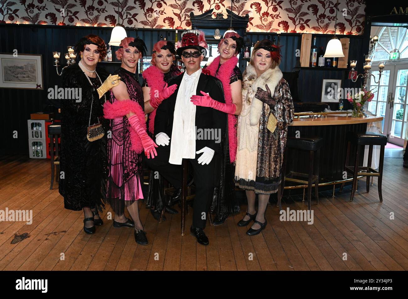 Darsteller posieren in Kostüm BEI der Präsentation des neuen Stücks de kölsche Fledermaus des Divertissementchen vom Männergesangverein Cäcilia Wolkenburg und der Bühnenspielgemeinschaft im Opernhaus der Stadt Köln , Sämtliche Rollen, auch die der Frauen werden von Männern dargestellt auch die der Balletttänzerinnen. Es ist eine ganz eigene Art von Musiktheater, das meistens ein Ereignis aus der Stadtgeschichte oder eine Vorlage aus der klassischen Literatur auf komisch-parodistische Weise darstellt werden. ab 01.02.2025 finden 30 Vorstellung in der Oper Köln statt. *** Les interprètes posent en cos Banque D'Images