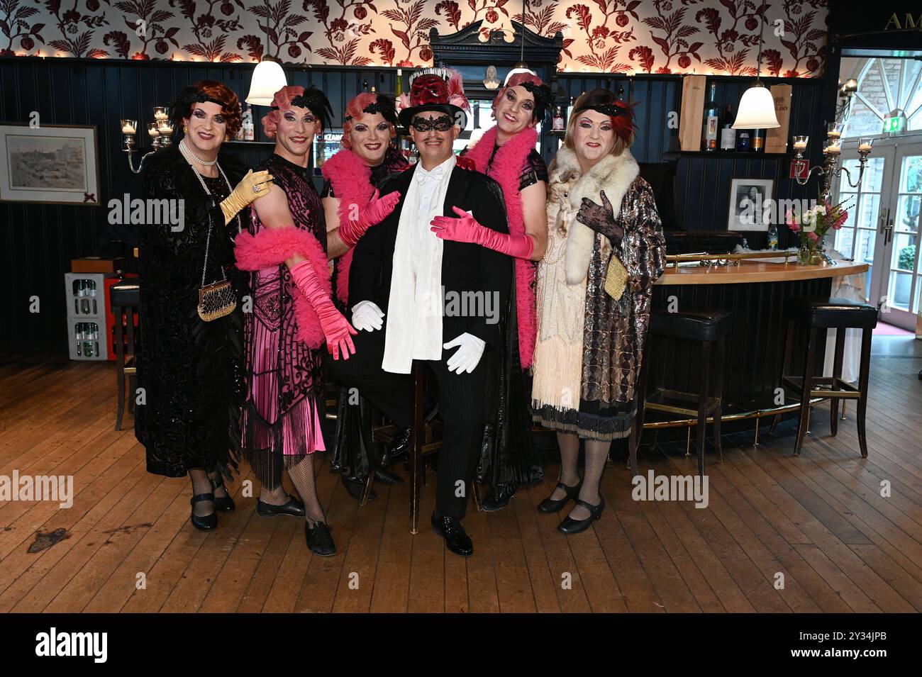 Darsteller posieren in Kostüm BEI der Präsentation des neuen Stücks de kölsche Fledermaus des Divertissementchen vom Männergesangverein Cäcilia Wolkenburg und der Bühnenspielgemeinschaft im Opernhaus der Stadt Köln , Sämtliche Rollen, auch die der Frauen werden von Männern dargestellt auch die der Balletttänzerinnen. Es ist eine ganz eigene Art von Musiktheater, das meistens ein Ereignis aus der Stadtgeschichte oder eine Vorlage aus der klassischen Literatur auf komisch-parodistische Weise darstellt werden. ab 01.02.2025 finden 30 Vorstellung in der Oper Köln statt. *** Les interprètes posent en cos Banque D'Images