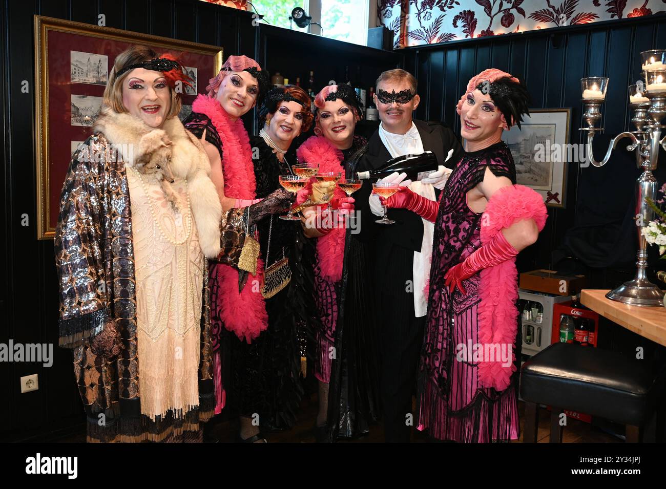 Darsteller posieren in Kostüm BEI der Präsentation des neuen Stücks de kölsche Fledermaus des Divertissementchen vom Männergesangverein Cäcilia Wolkenburg und der Bühnenspielgemeinschaft im Opernhaus der Stadt Köln , Sämtliche Rollen, auch die der Frauen werden von Männern dargestellt auch die der Balletttänzerinnen. Es ist eine ganz eigene Art von Musiktheater, das meistens ein Ereignis aus der Stadtgeschichte oder eine Vorlage aus der klassischen Literatur auf komisch-parodistische Weise darstellt werden. ab 01.02.2025 finden 30 Vorstellung in der Oper Köln statt. *** Les interprètes posent en cos Banque D'Images