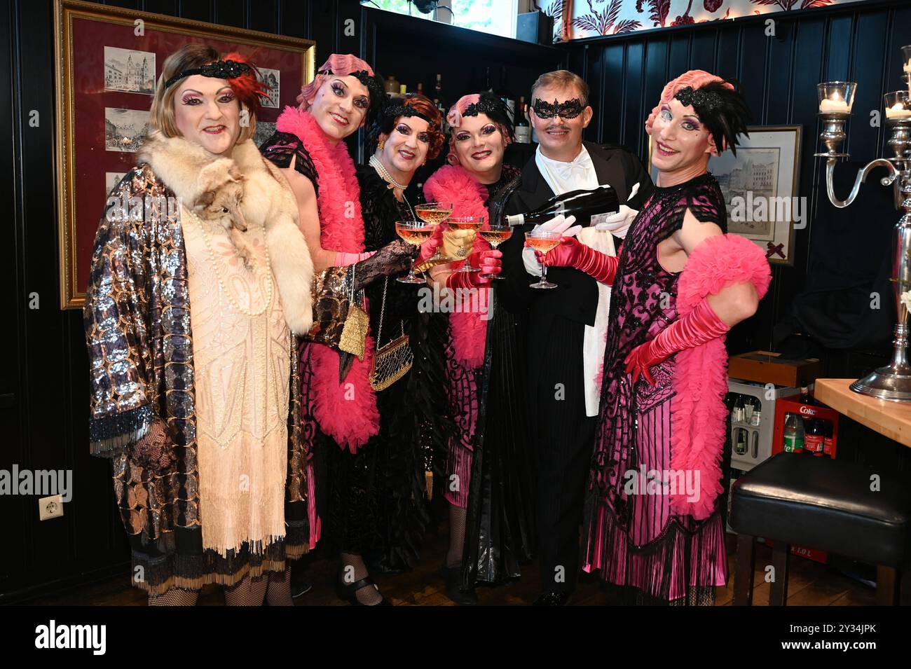 Darsteller posieren in Kostüm BEI der Präsentation des neuen Stücks de kölsche Fledermaus des Divertissementchen vom Männergesangverein Cäcilia Wolkenburg und der Bühnenspielgemeinschaft im Opernhaus der Stadt Köln , Sämtliche Rollen, auch die der Frauen werden von Männern dargestellt auch die der Balletttänzerinnen. Es ist eine ganz eigene Art von Musiktheater, das meistens ein Ereignis aus der Stadtgeschichte oder eine Vorlage aus der klassischen Literatur auf komisch-parodistische Weise darstellt werden. ab 01.02.2025 finden 30 Vorstellung in der Oper Köln statt. *** Les interprètes posent en cos Banque D'Images