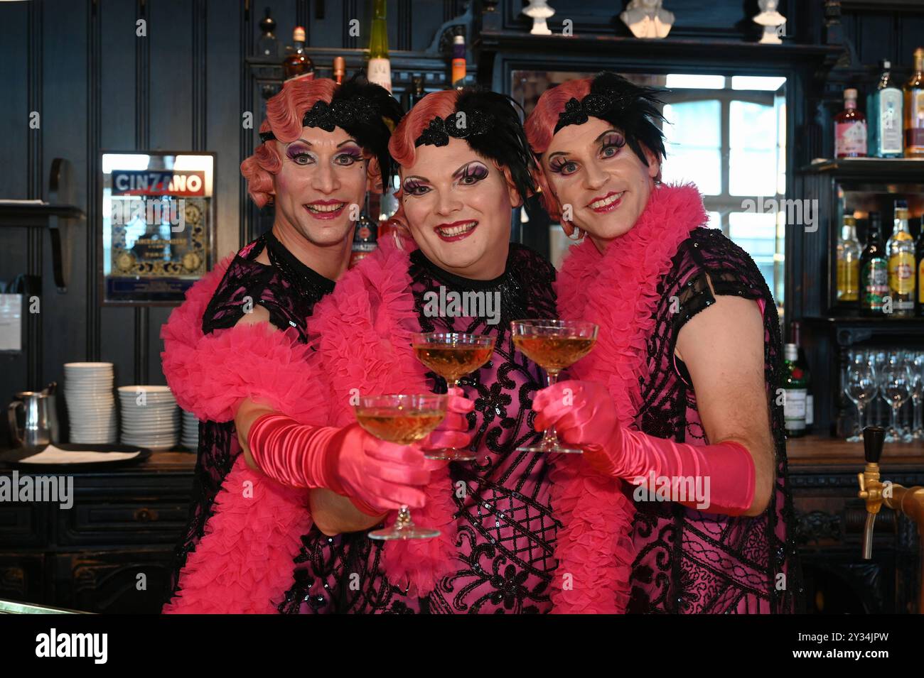 Darsteller posieren in Kostüm BEI der Präsentation des neuen Stücks de kölsche Fledermaus des Divertissementchen vom Männergesangverein Cäcilia Wolkenburg und der Bühnenspielgemeinschaft im Opernhaus der Stadt Köln , Sämtliche Rollen, auch die der Frauen werden von Männern dargestellt auch die der Balletttänzerinnen. Es ist eine ganz eigene Art von Musiktheater, das meistens ein Ereignis aus der Stadtgeschichte oder eine Vorlage aus der klassischen Literatur auf komisch-parodistische Weise darstellt werden. ab 01.02.2025 finden 30 Vorstellung in der Oper Köln statt. *** Les interprètes posent en cos Banque D'Images