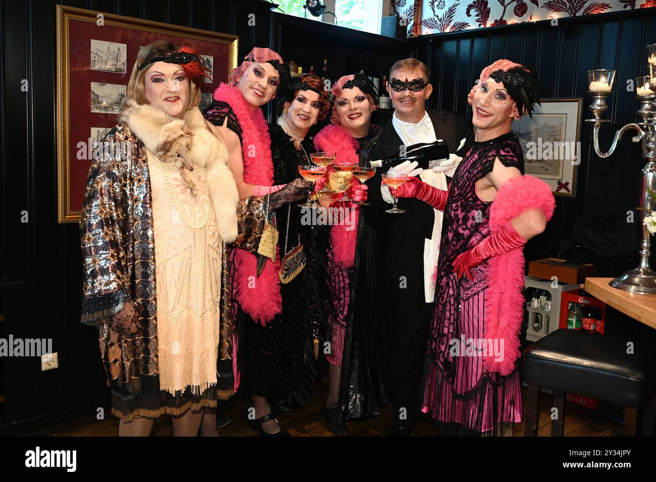 Darsteller posieren in Kostüm BEI der Präsentation des neuen Stücks de kölsche Fledermaus des Divertissementchen vom Männergesangverein Cäcilia Wolkenburg und der Bühnenspielgemeinschaft im Opernhaus der Stadt Köln , Sämtliche Rollen, auch die der Frauen werden von Männern dargestellt auch die der Balletttänzerinnen. Es ist eine ganz eigene Art von Musiktheater, das meistens ein Ereignis aus der Stadtgeschichte oder eine Vorlage aus der klassischen Literatur auf komisch-parodistische Weise darstellt werden. ab 01.02.2025 finden 30 Vorstellung in der Oper Köln statt. *** Les interprètes posent en cos Banque D'Images