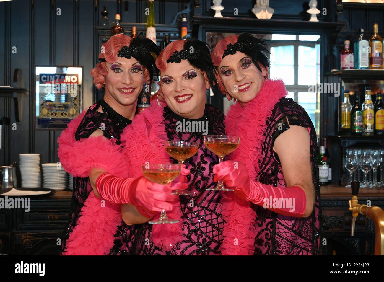 Darsteller posieren in Kostüm BEI der Präsentation des neuen Stücks de kölsche Fledermaus des Divertissementchen vom Männergesangverein Cäcilia Wolkenburg und der Bühnenspielgemeinschaft im Opernhaus der Stadt Köln , Sämtliche Rollen, auch die der Frauen werden von Männern dargestellt auch die der Balletttänzerinnen. Es ist eine ganz eigene Art von Musiktheater, das meistens ein Ereignis aus der Stadtgeschichte oder eine Vorlage aus der klassischen Literatur auf komisch-parodistische Weise darstellt werden. ab 01.02.2025 finden 30 Vorstellung in der Oper Köln statt. *** Les interprètes posent en cos Banque D'Images