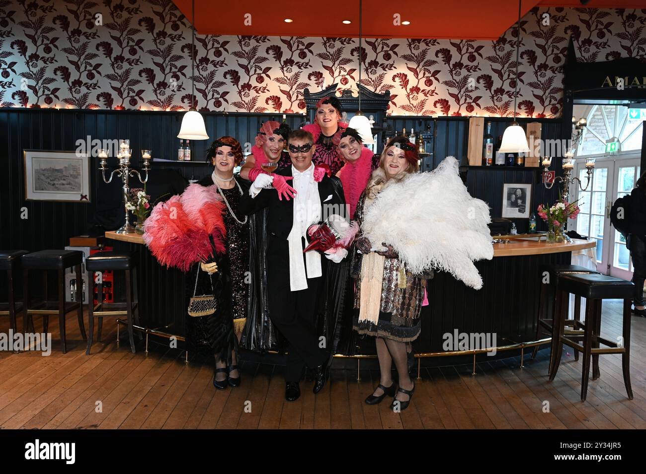 Darsteller posieren in Kostüm BEI der Präsentation des neuen Stücks de kölsche Fledermaus des Divertissementchen vom Männergesangverein Cäcilia Wolkenburg und der Bühnenspielgemeinschaft im Opernhaus der Stadt Köln , Sämtliche Rollen, auch die der Frauen werden von Männern dargestellt auch die der Balletttänzerinnen. Es ist eine ganz eigene Art von Musiktheater, das meistens ein Ereignis aus der Stadtgeschichte oder eine Vorlage aus der klassischen Literatur auf komisch-parodistische Weise darstellt werden. ab 01.02.2025 finden 30 Vorstellung in der Oper Köln statt. *** Les interprètes posent en cos Banque D'Images
