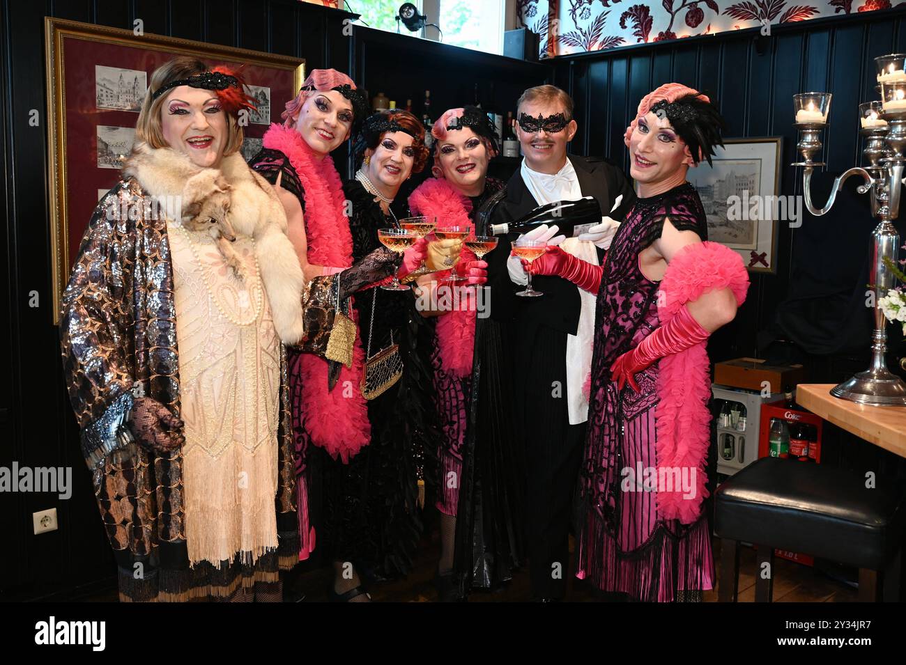 Darsteller posieren in Kostüm BEI der Präsentation des neuen Stücks de kölsche Fledermaus des Divertissementchen vom Männergesangverein Cäcilia Wolkenburg und der Bühnenspielgemeinschaft im Opernhaus der Stadt Köln , Sämtliche Rollen, auch die der Frauen werden von Männern dargestellt auch die der Balletttänzerinnen. Es ist eine ganz eigene Art von Musiktheater, das meistens ein Ereignis aus der Stadtgeschichte oder eine Vorlage aus der klassischen Literatur auf komisch-parodistische Weise darstellt werden. ab 01.02.2025 finden 30 Vorstellung in der Oper Köln statt. *** Les interprètes posent en cos Banque D'Images