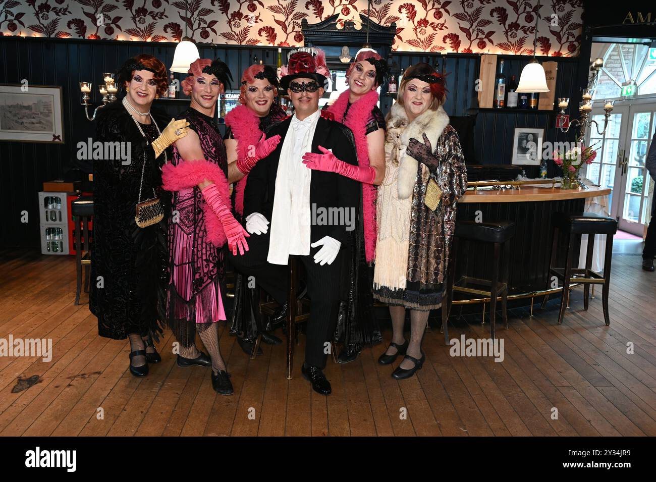 Darsteller posieren in Kostüm BEI der Präsentation des neuen Stücks de kölsche Fledermaus des Divertissementchen vom Männergesangverein Cäcilia Wolkenburg und der Bühnenspielgemeinschaft im Opernhaus der Stadt Köln , Sämtliche Rollen, auch die der Frauen werden von Männern dargestellt auch die der Balletttänzerinnen. Es ist eine ganz eigene Art von Musiktheater, das meistens ein Ereignis aus der Stadtgeschichte oder eine Vorlage aus der klassischen Literatur auf komisch-parodistische Weise darstellt werden. ab 01.02.2025 finden 30 Vorstellung in der Oper Köln statt. *** Les interprètes posent en cos Banque D'Images