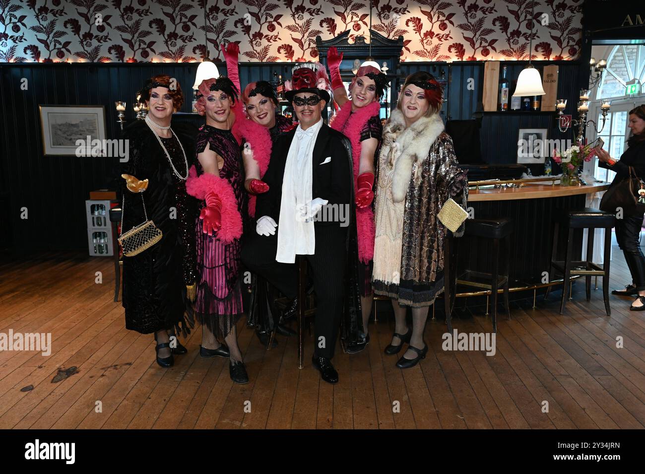 Darsteller posieren in Kostüm BEI der Präsentation des neuen Stücks de kölsche Fledermaus des Divertissementchen vom Männergesangverein Cäcilia Wolkenburg und der Bühnenspielgemeinschaft im Opernhaus der Stadt Köln , Sämtliche Rollen, auch die der Frauen werden von Männern dargestellt auch die der Balletttänzerinnen. Es ist eine ganz eigene Art von Musiktheater, das meistens ein Ereignis aus der Stadtgeschichte oder eine Vorlage aus der klassischen Literatur auf komisch-parodistische Weise darstellt werden. ab 01.02.2025 finden 30 Vorstellung in der Oper Köln statt. *** Les interprètes posent en cos Banque D'Images