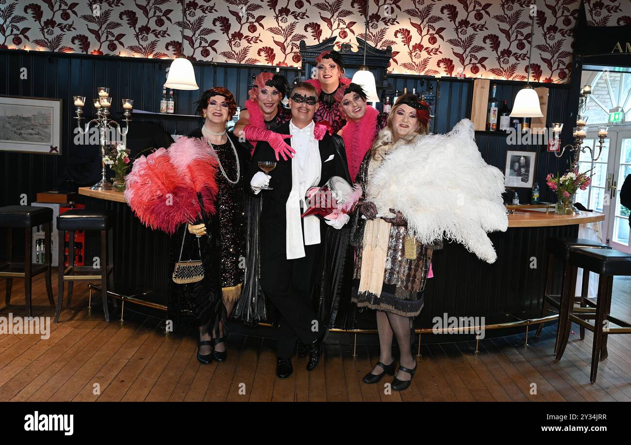 Darsteller posieren in Kostüm BEI der Präsentation des neuen Stücks de kölsche Fledermaus des Divertissementchen vom Männergesangverein Cäcilia Wolkenburg und der Bühnenspielgemeinschaft im Opernhaus der Stadt Köln , Sämtliche Rollen, auch die der Frauen werden von Männern dargestellt auch die der Balletttänzerinnen. Es ist eine ganz eigene Art von Musiktheater, das meistens ein Ereignis aus der Stadtgeschichte oder eine Vorlage aus der klassischen Literatur auf komisch-parodistische Weise darstellt werden. ab 01.02.2025 finden 30 Vorstellung in der Oper Köln statt. *** Les interprètes posent en cos Banque D'Images