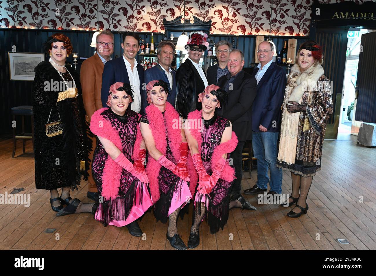 Darsteller in Kostüm und Macher posieren BEI der Präsentation des neuen Stücks de kölsche Fledermaus des Divertissementchen vom Männergesangverein Cäcilia Wolkenburg und der Bühnenspielgemeinschaft im Opernhaus der Stadt Köln , Sämtliche Rollen, auch die der Frauen werden von Männern dargestellt auch die der Balletttänzerinnen. Es ist eine ganz eigene Art von Musiktheater, das meistens ein Ereignis aus der Stadtgeschichte oder eine Vorlage aus der klassischen Literatur auf komisch-parodistische Weise darstellt werden. ab 01.02.2025 finden 30 Vorstellung in der Oper Köln statt. *** Artistes interprètes ou exécutants Banque D'Images