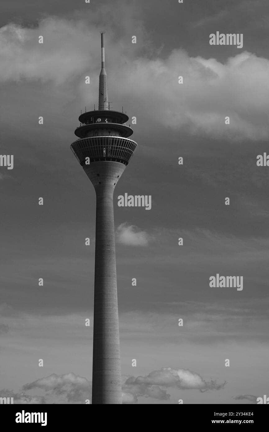 Vue de la Tour du Rhin dans le port des médias, noir et blanc, Duesseldorf, Allemagne, Europe Banque D'Images