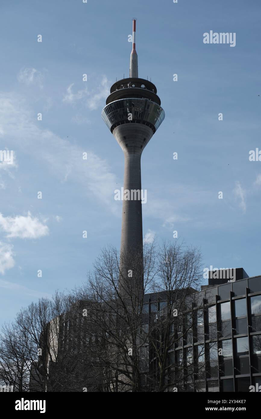 Vue de la Tour du Rhin dans le port des médias, Duesseldorf, Allemagne, Europe Banque D'Images