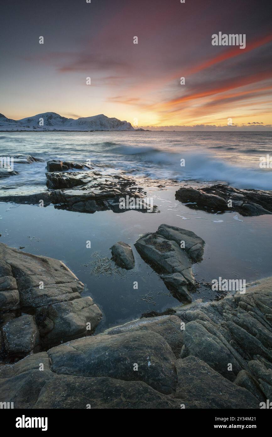 Coucher de soleil en hiver à Skagsanden, formations rocheuses sur la plage à Flakstad, Flakstadoy, Lofoten, Nordland, Norvège, Europe Banque D'Images