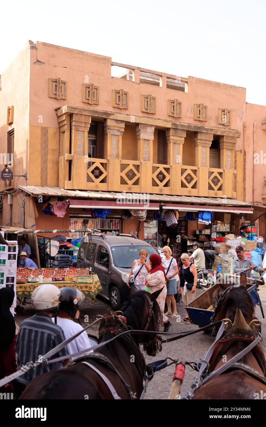 Des calèches sont utilisées pour visiter la ville de Marrakech, un haut lieu touristique au Maroc. Marrakech, région de Marrakech-Safi, Maroc, Afrique du Nord, M Banque D'Images