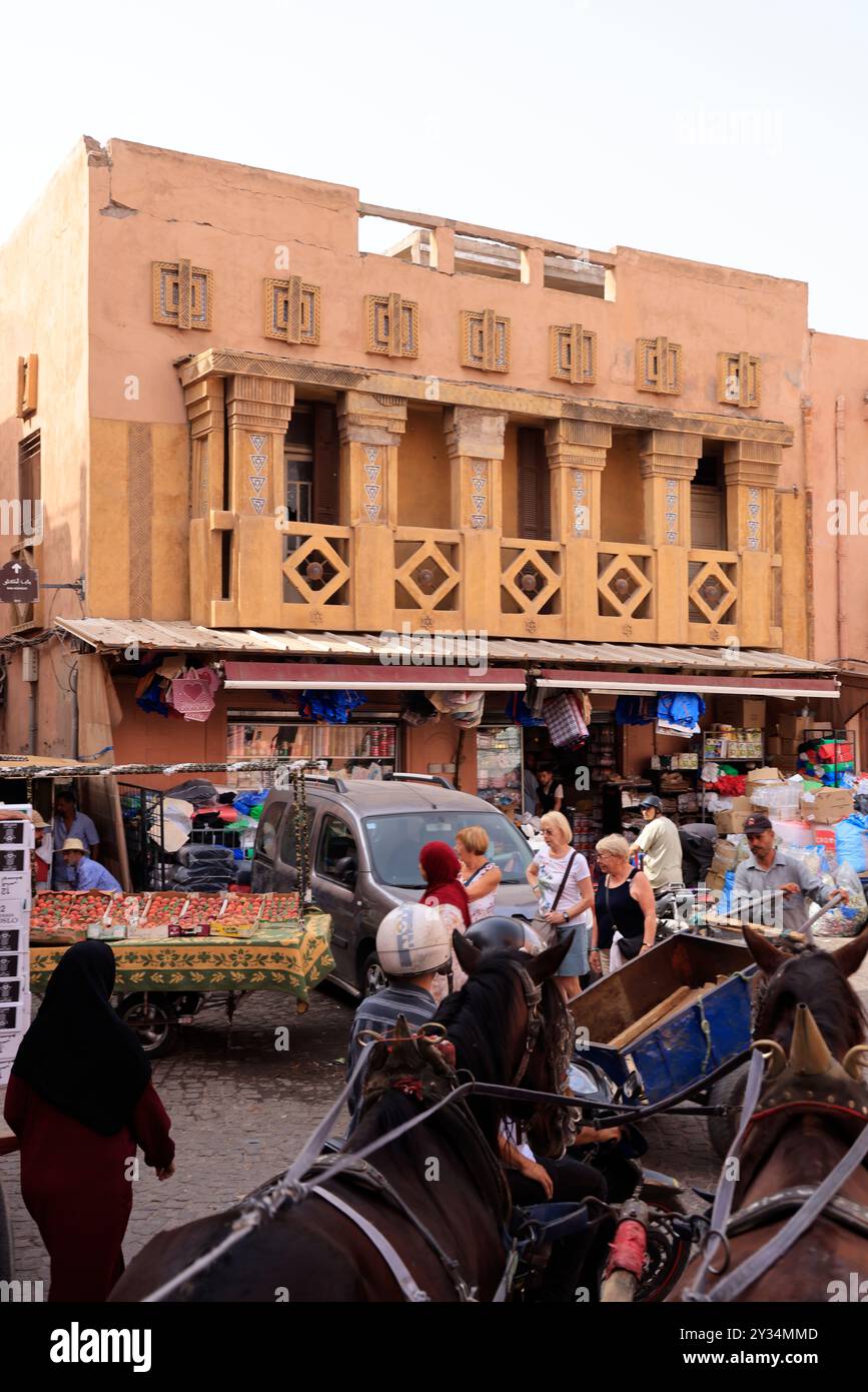 Des calèches sont utilisées pour visiter la ville de Marrakech, un haut lieu touristique au Maroc. Marrakech, région de Marrakech-Safi, Maroc, Afrique du Nord, M Banque D'Images
