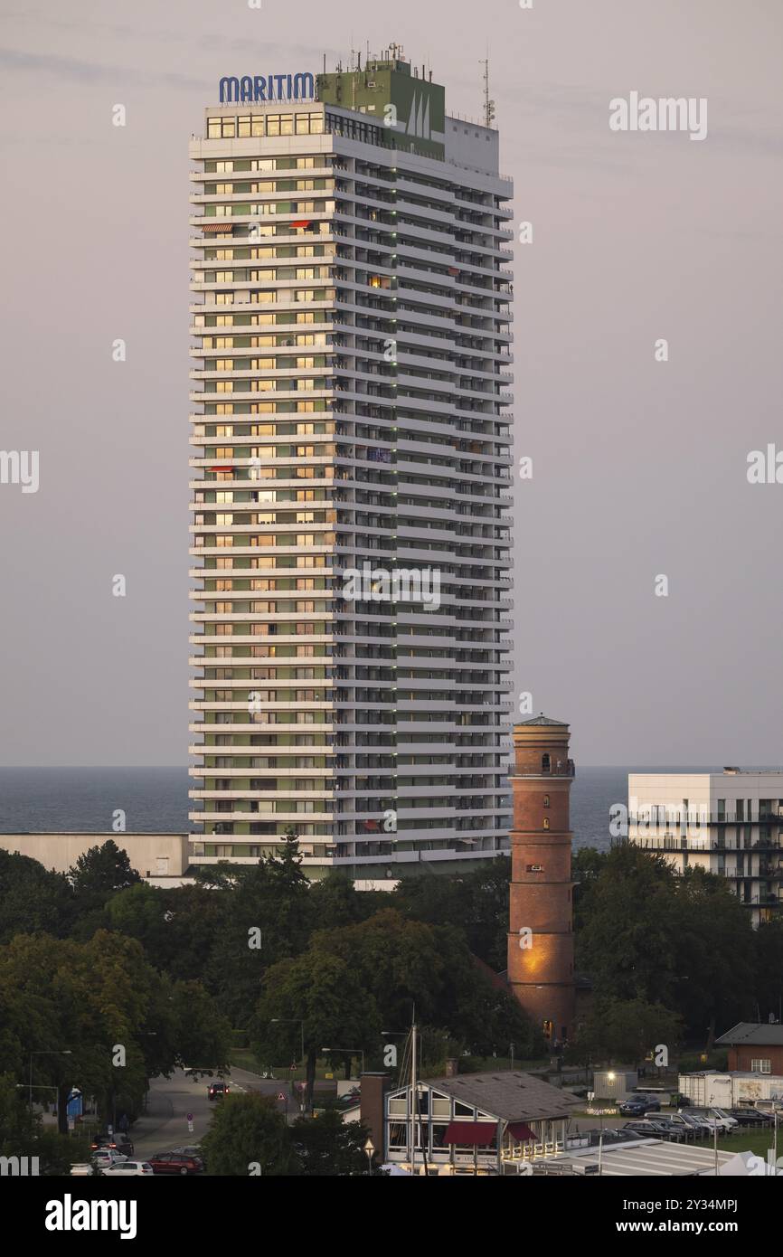 Vieux phare, Hôtel Maritim, gratte-ciel et monument de la mer Baltique spa Travemuende, Baie de Luebeck, Luebeck, Schleswig-Holstein, Allemagne, Europe Banque D'Images