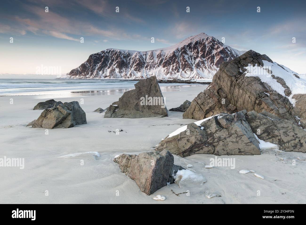 Ambiance du soir d'hiver à Skagsanden, pierres sur la plage près de Flakstad, Flakstadoy, Lofoten, Nordland, Norvège, Europe Banque D'Images