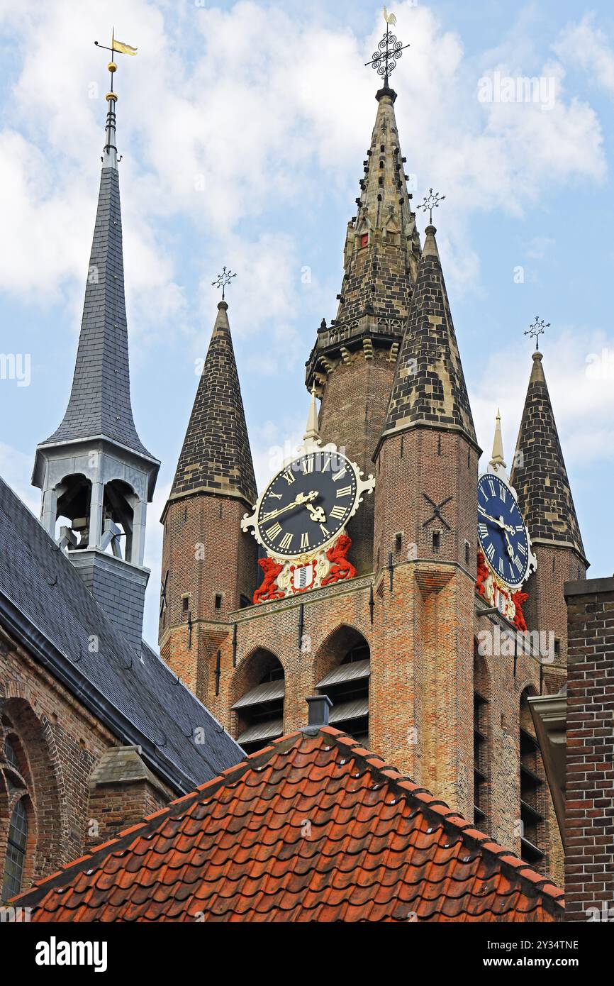 Centre historique de Delft, Musée Het Prinsenhof dans l'ancien monastère de Sint Agatha est dominé par la tour de la vieille église gothique, Oude Kerk Banque D'Images