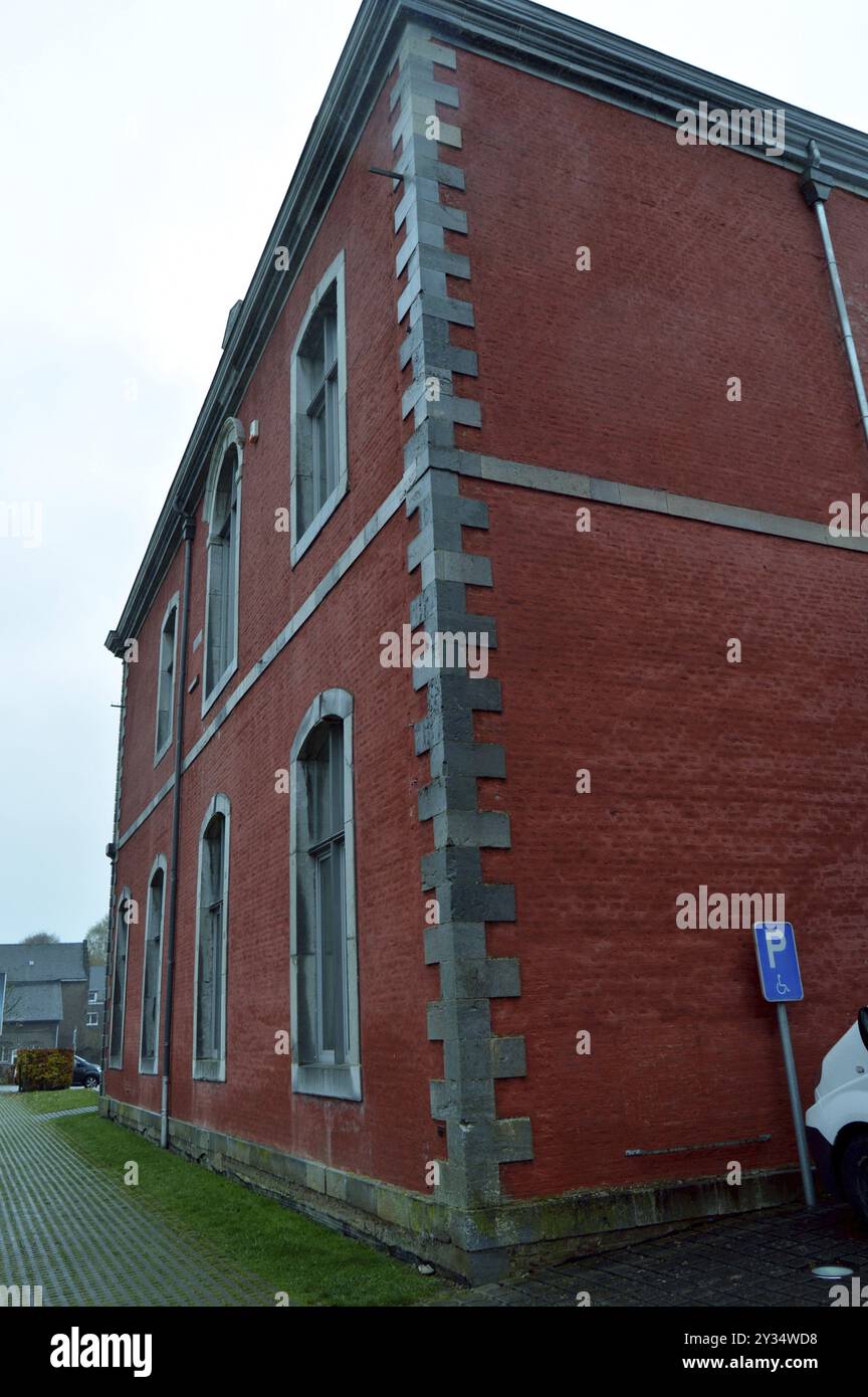 L'angle de façade avec des pierres de couleur rouge et bleu Banque D'Images