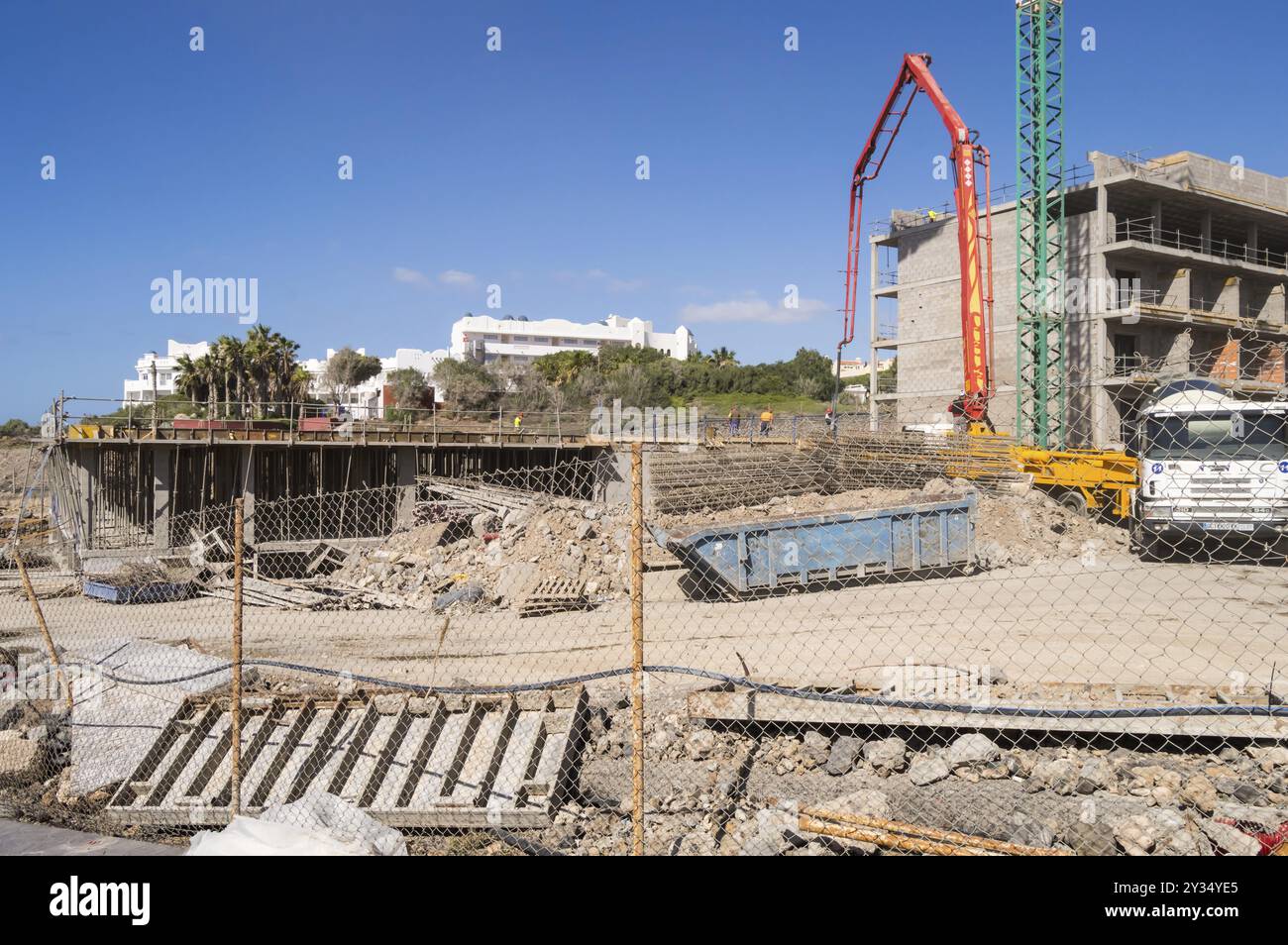 Camion pompe à béton sur la construction d'un bâtiment de Los Abrigos dans le sud-est de l'île de Tenerife en Espagne Banque D'Images