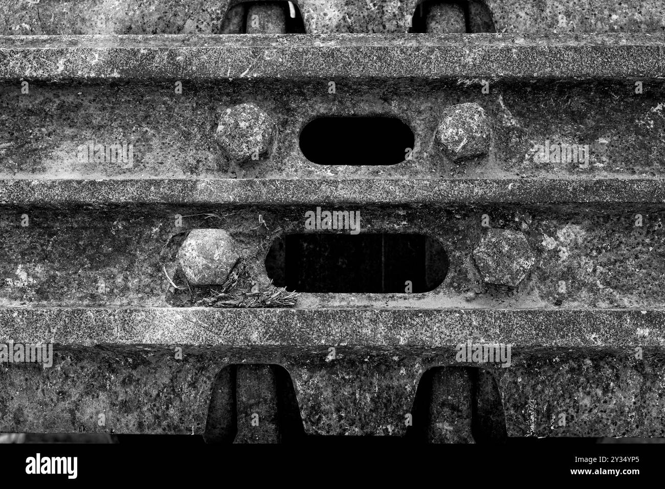 Détail du patin de chenille sur une pelle de travaux routiers, monochrome Banque D'Images