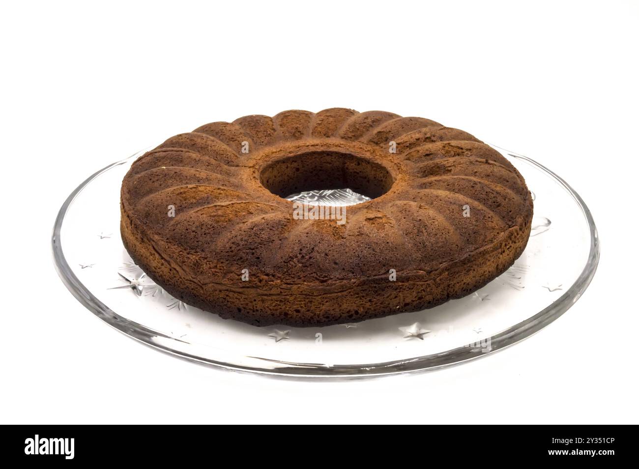 Gâteau marbré circulaire posé sur un plateau en verre sur un fond blanc Banque D'Images