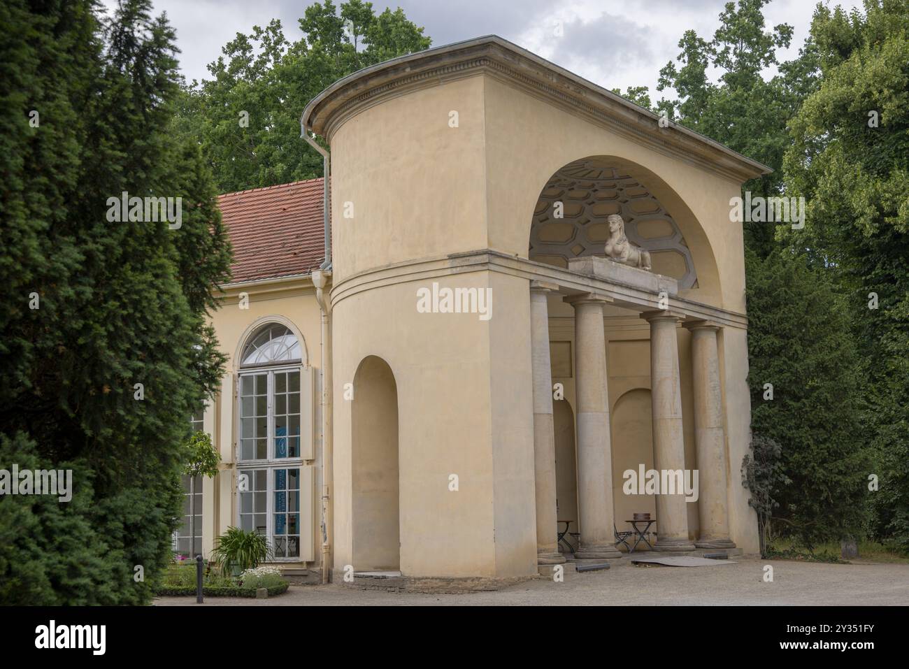 Portail égyptien de l'Orangerie dans le nouveau jardin 'Neuer Garten' Potsdam, Brandebourg, Allemagne, avec sculpture de sphinx et statues noires de dieux égyptiens Banque D'Images