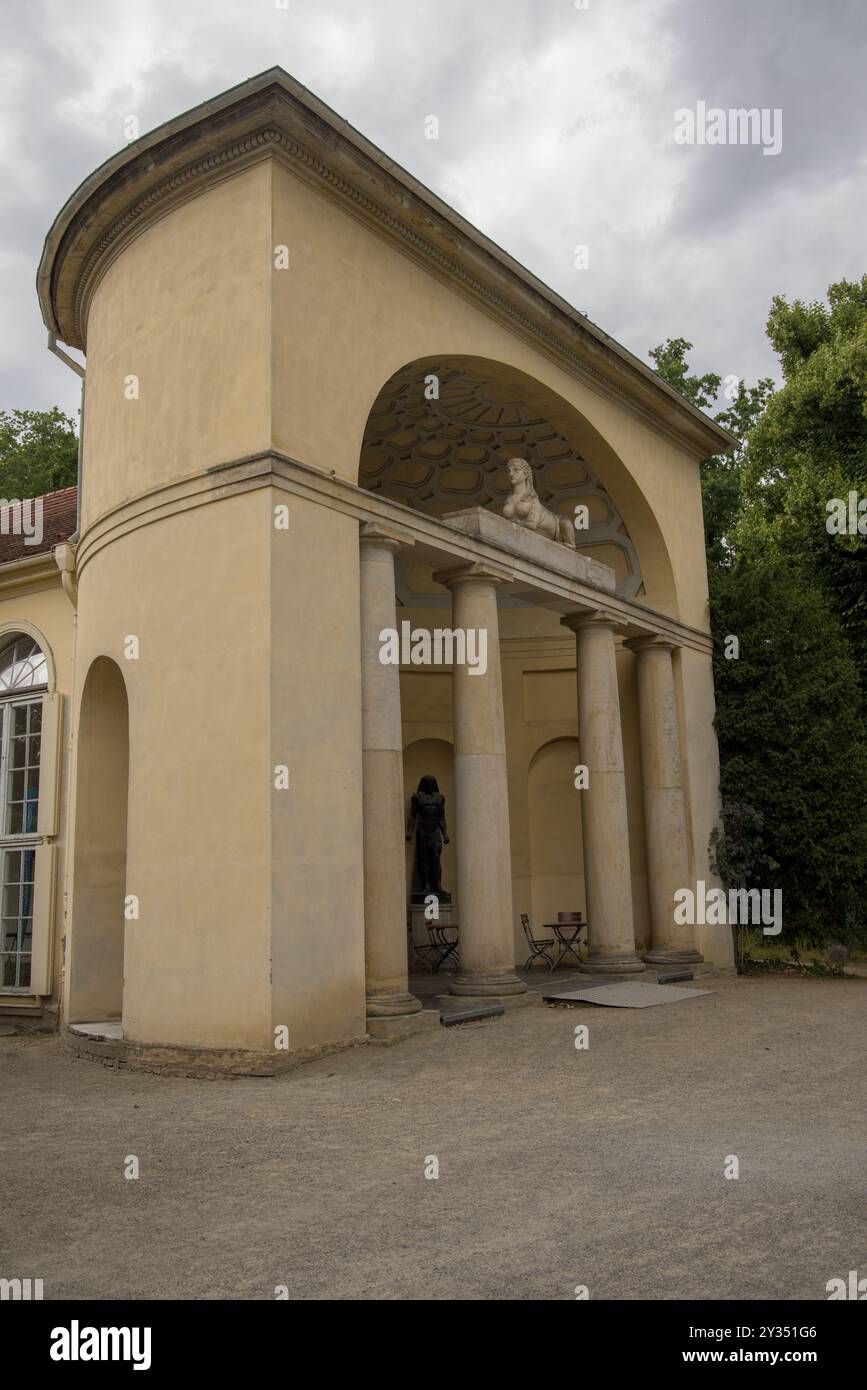 Portail égyptien de l'Orangerie dans le nouveau jardin 'Neuer Garten' Potsdam, Brandebourg, Allemagne, avec sculpture de sphinx et statues noires de dieux égyptiens Banque D'Images