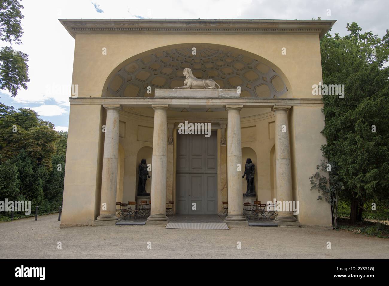 Portail égyptien de l'Orangerie dans le nouveau jardin 'Neuer Garten' Potsdam, Brandebourg, Allemagne, avec sculpture de sphinx et statues noires de dieux égyptiens Banque D'Images