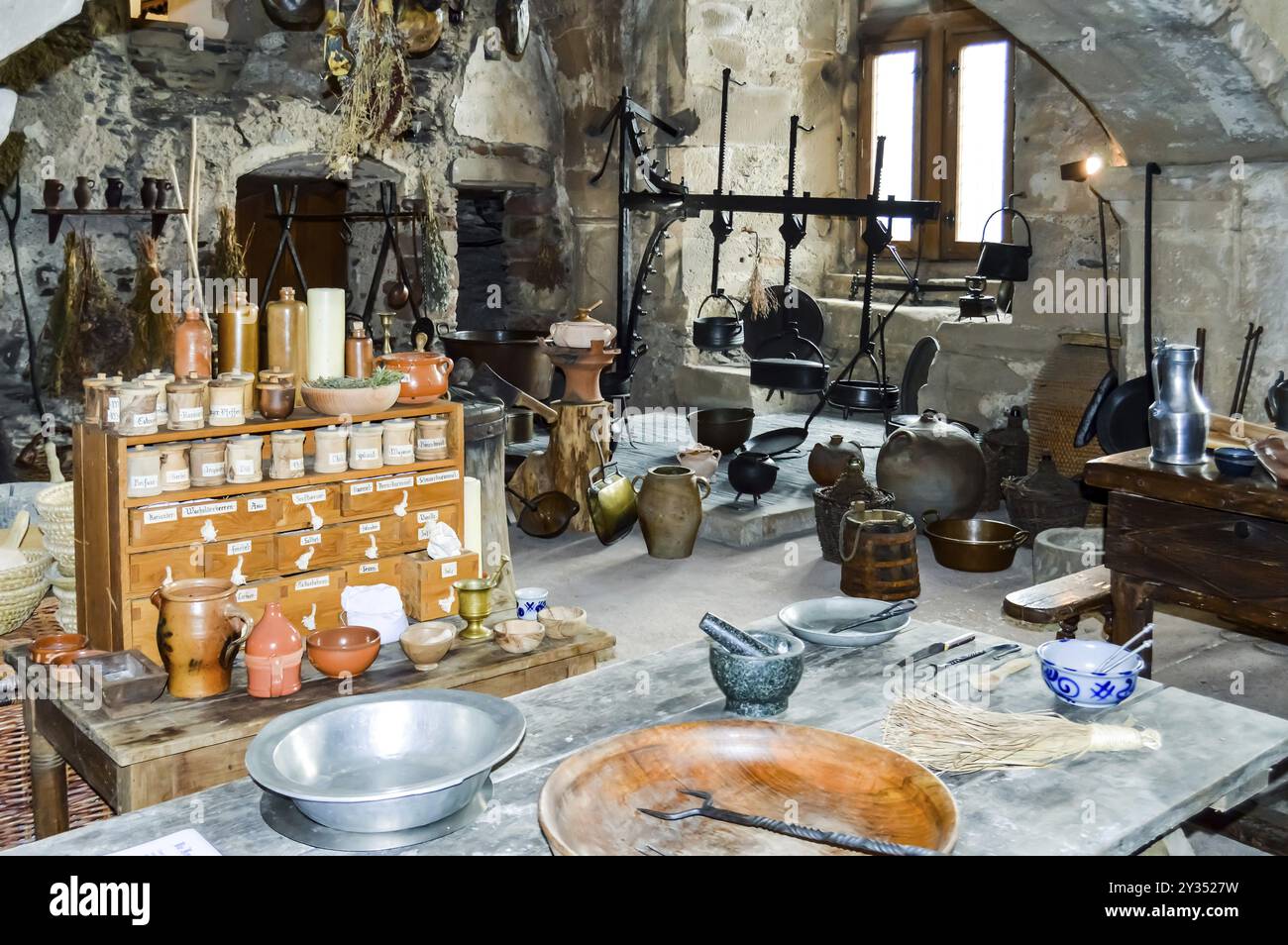 Ancienne cuisine du château de Vianden avec tous les ustensiles Banque D'Images