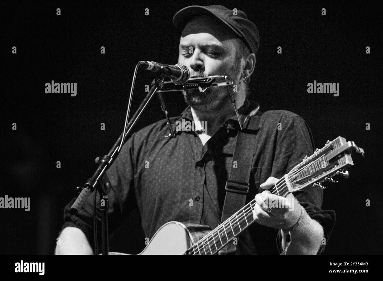 JAMES YORKSTON, CONCERT, GREEN MAN FESTIVAL 2013 : James Yorkston jouant en direct sur la scène Far Out au Green Man Festival 2013 à Glanusk Park, Brecon, pays de Galles, août 2013. Photo : Rob Watkins. INFO : James Yorkston est un auteur-compositeur-interprète écossais connu pour sa musique folk introspective. Mélangeant le folk écossais traditionnel avec des éléments indie et acoustiques, ses paroles poétiques et ses mélodies douces explorent les thèmes de l'amour, de la vie et de la nature, créant des chansons profondément réfléchies et émotionnellement résonnantes. Banque D'Images