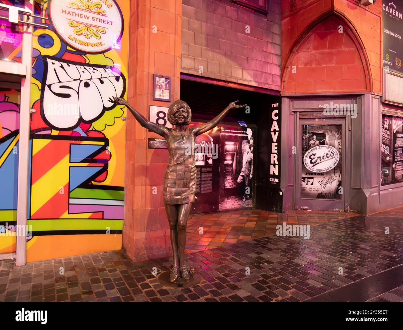 Statue de l'artiste Cilla Black sur Mathew Street à l'extérieur du Cavern Club, où dans les années 1960 le groupe pop Beatles s'est établi Banque D'Images