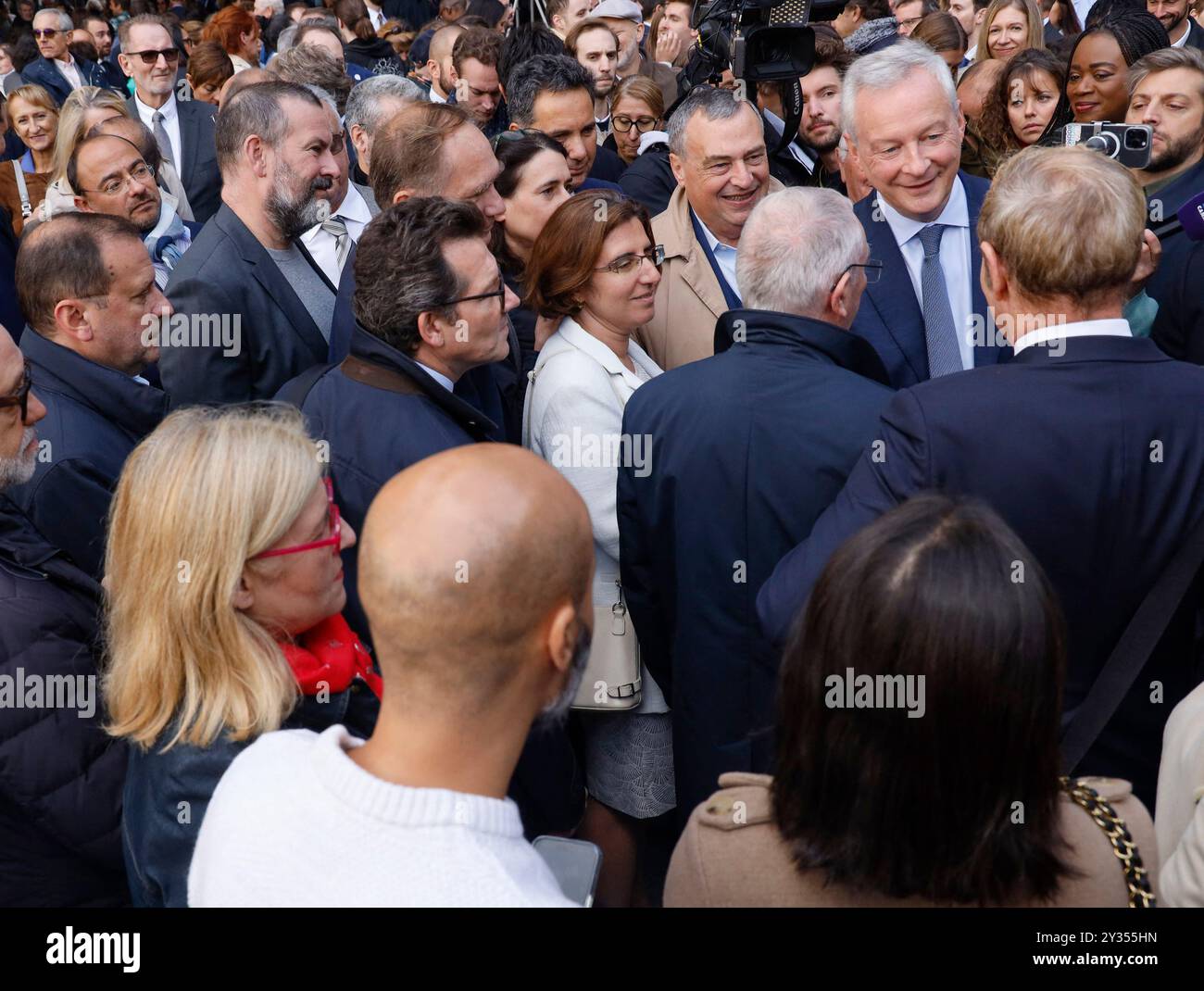 Paris, France, . 12 septembre 2024. Bruno le Maire serre la main aux invités et au personnel du ministère lors d'une cérémonie d'adieu au ministère français de l'économie et des Finances (Bercy), à Paris, le 12 septembre 2024. La France aura un nouveau gouvernement "la semaine prochaine", a déclaré le 12 septembre le premier ministre conservateur Michel Barnier, récemment installé, alors qu'il songeait des candidats pour diriger des ministères confrontés à un parlement impassible et imprévisible. Photo de Jean-Bernard Vernier/JBV News/ABACAPRESS. COM Credit : Abaca Press/Alamy Live News Banque D'Images