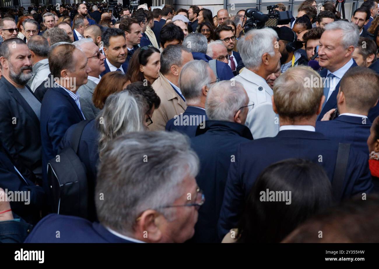 Paris, France, . 12 septembre 2024. Bruno le Maire serre la main aux invités et au personnel du ministère lors d'une cérémonie d'adieu au ministère français de l'économie et des Finances (Bercy), à Paris, le 12 septembre 2024. La France aura un nouveau gouvernement "la semaine prochaine", a déclaré le 12 septembre le premier ministre conservateur Michel Barnier, récemment installé, alors qu'il songeait des candidats pour diriger des ministères confrontés à un parlement impassible et imprévisible. Photo de Jean-Bernard Vernier/JBV News/ABACAPRESS. COM Credit : Abaca Press/Alamy Live News Banque D'Images