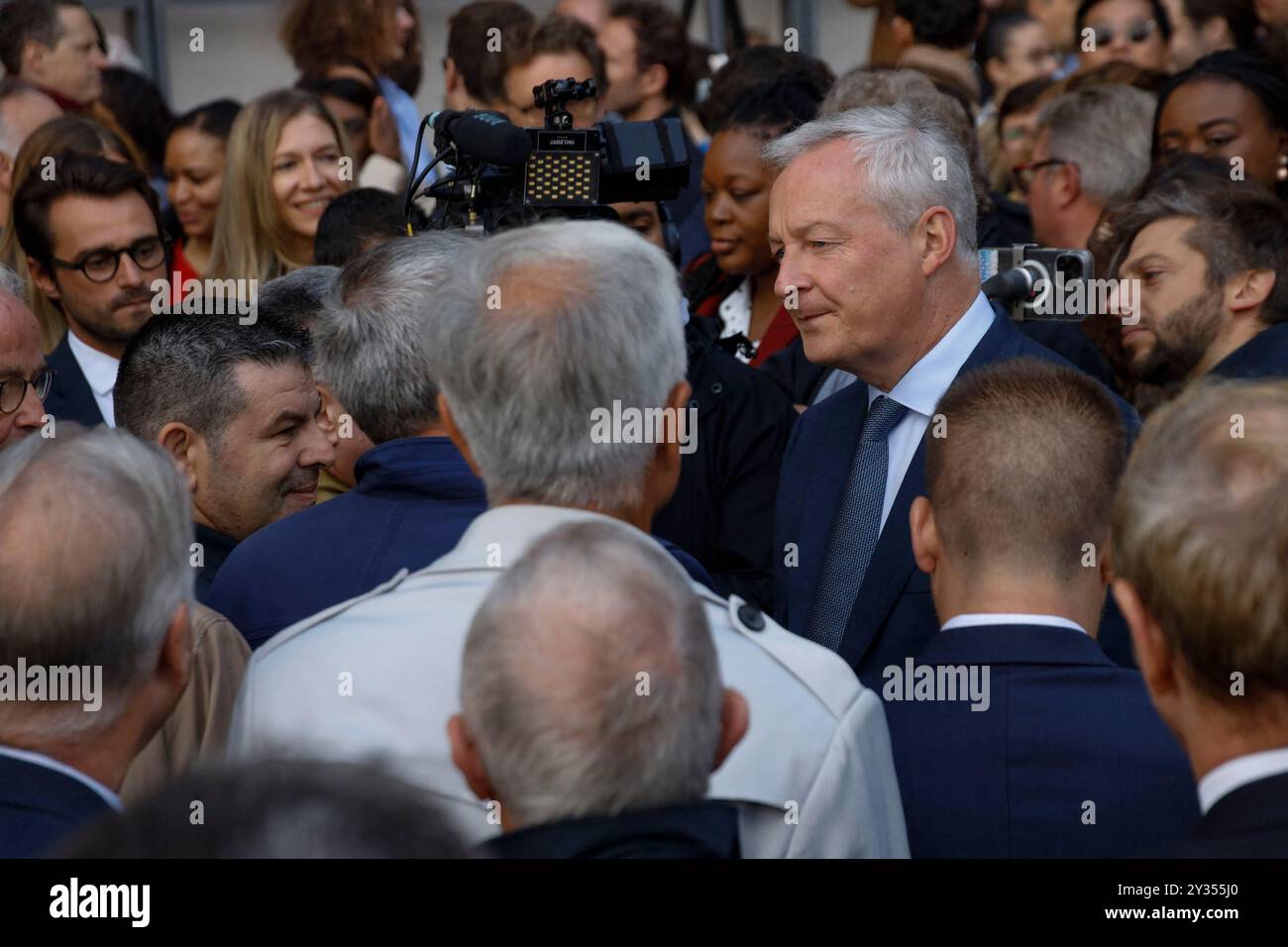 Paris, France, . 12 septembre 2024. Bruno le Maire serre la main aux invités et au personnel du ministère lors d'une cérémonie d'adieu au ministère français de l'économie et des Finances (Bercy), à Paris, le 12 septembre 2024. La France aura un nouveau gouvernement "la semaine prochaine", a déclaré le 12 septembre le premier ministre conservateur Michel Barnier, récemment installé, alors qu'il songeait des candidats pour diriger des ministères confrontés à un parlement impassible et imprévisible. Photo de Jean-Bernard Vernier/JBV News/ABACAPRESS. COM Credit : Abaca Press/Alamy Live News Banque D'Images