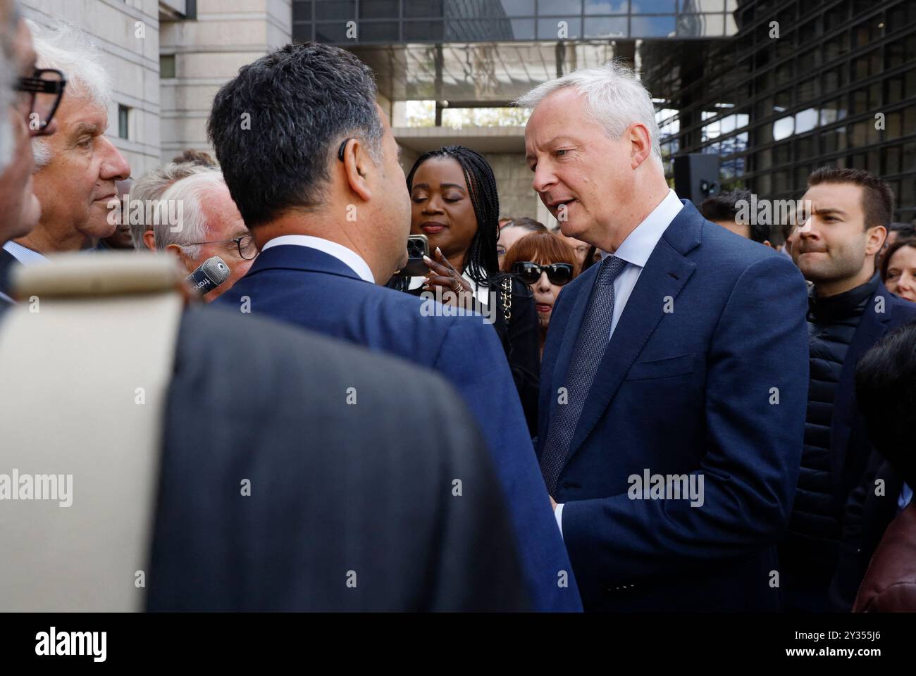 Paris, France, . 12 septembre 2024. Bruno le Maire serre la main aux invités et au personnel du ministère lors d'une cérémonie d'adieu au ministère français de l'économie et des Finances (Bercy), à Paris, le 12 septembre 2024. La France aura un nouveau gouvernement "la semaine prochaine", a déclaré le 12 septembre le premier ministre conservateur Michel Barnier, récemment installé, alors qu'il songeait des candidats pour diriger des ministères confrontés à un parlement impassible et imprévisible. Photo de Jean-Bernard Vernier/JBV News/ABACAPRESS. COM Credit : Abaca Press/Alamy Live News Banque D'Images