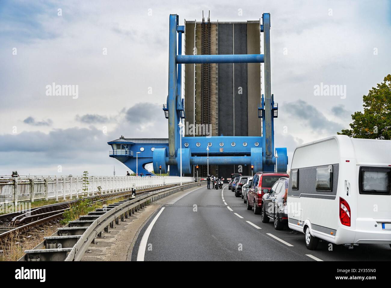 File d'attente de voitures au pont Wolgast peene surélevé, le pont basculant reliant l'île d'Usedom avec le continent de Poméranie occidentale, copier spac Banque D'Images