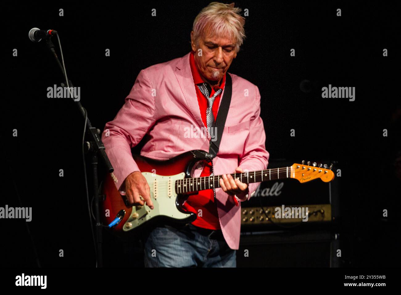 JOHN CALE, CONCERT, GREEN MAN FESTIVAL 2013 : John cale, légende de la musique galloise, jouant en direct sur la Mountain Stage au Green Man Festival 2013 à Glanusk Park, Brecon, pays de Galles, août 2013. Photo : Rob Watkins. INFO : John cale est un musicien, compositeur et producteur gallois, mieux connu comme membre fondateur du Velvet Underground. Artiste polyvalent, il mélange des influences rock, classique et avant-gardiste, contribuant de manière significative à la musique expérimentale avec ses compositions repoussant les limites et sa production innovante. Banque D'Images