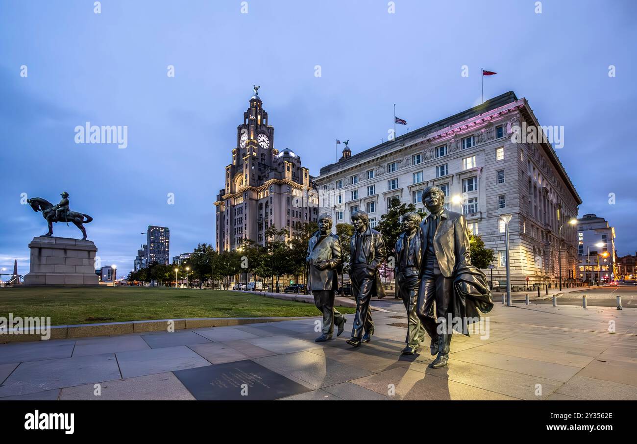 Cette image est la statue du groupe de musique de Liverpool les Beatles qui se sont établis comme l'un des groupes de rock les plus célèbres au monde dans les années 1960 Banque D'Images