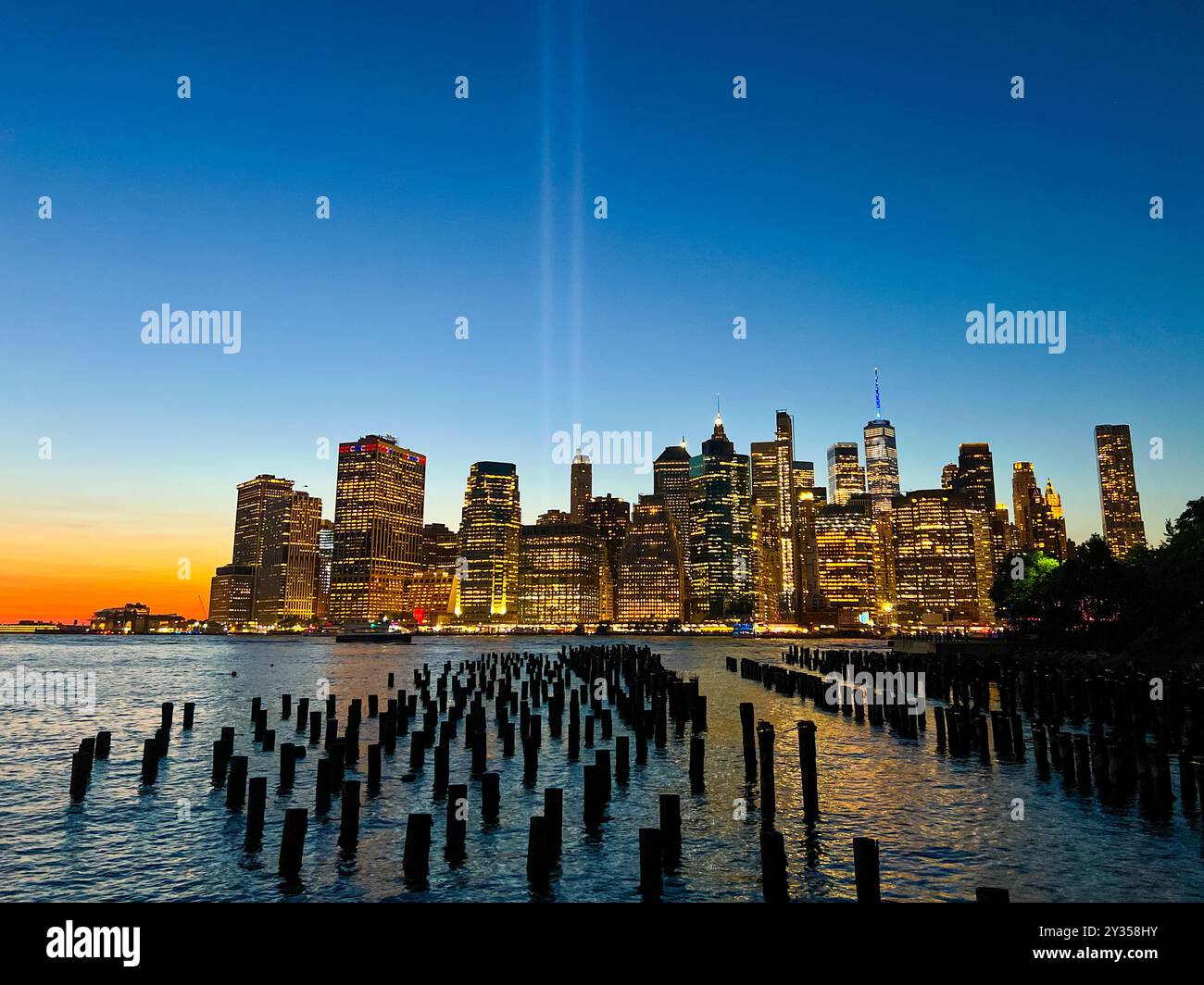 Brooklyn, New York, États-Unis. 11 septembre 2024. Hommage en lumière à l'occasion du 23e anniversaire des attaques de 9/11 vues depuis le centre-ville de Brooklyn. (Crédit image : © Ryan Rahman/Pacific Press via ZUMA Press Wire) USAGE ÉDITORIAL SEULEMENT! Non destiné à UN USAGE commercial ! Banque D'Images
