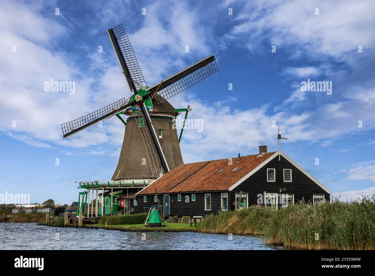Moulin à vent hollandais typique à Zaanse Schans, pays-Bas Banque D'Images